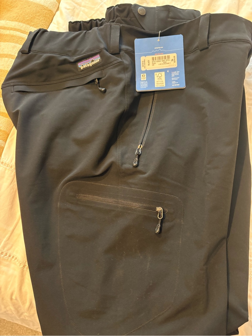 Men’s black Patagonia NWT ski pants